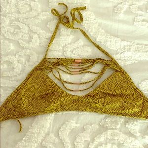 VS NWOT bathing suit top with accented décolleté